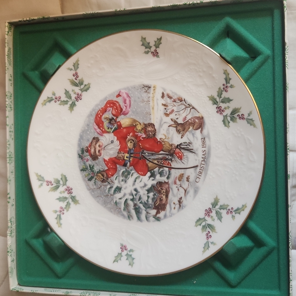 Royal Doulton Collectible Christmas Plate, 1982 ~ In Original Box